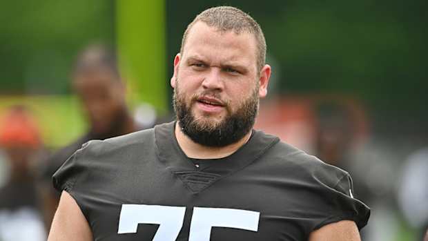 Joe Bitonio practicing with the Browns.
